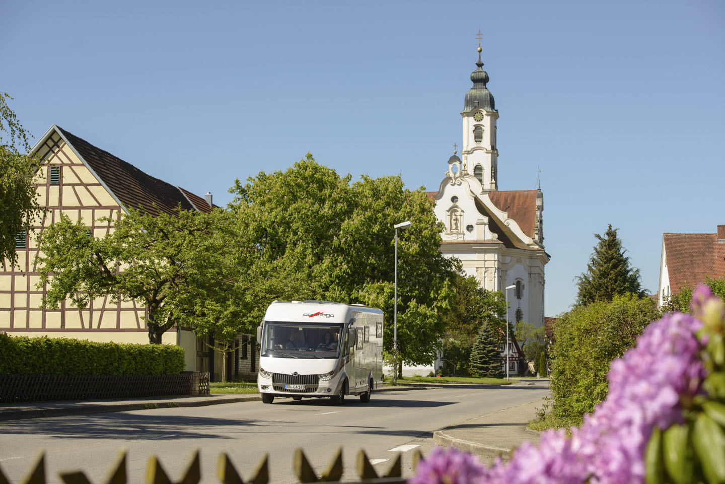 Reisemobil in Steinhausen, im Hintergrund eine barocke Kirche