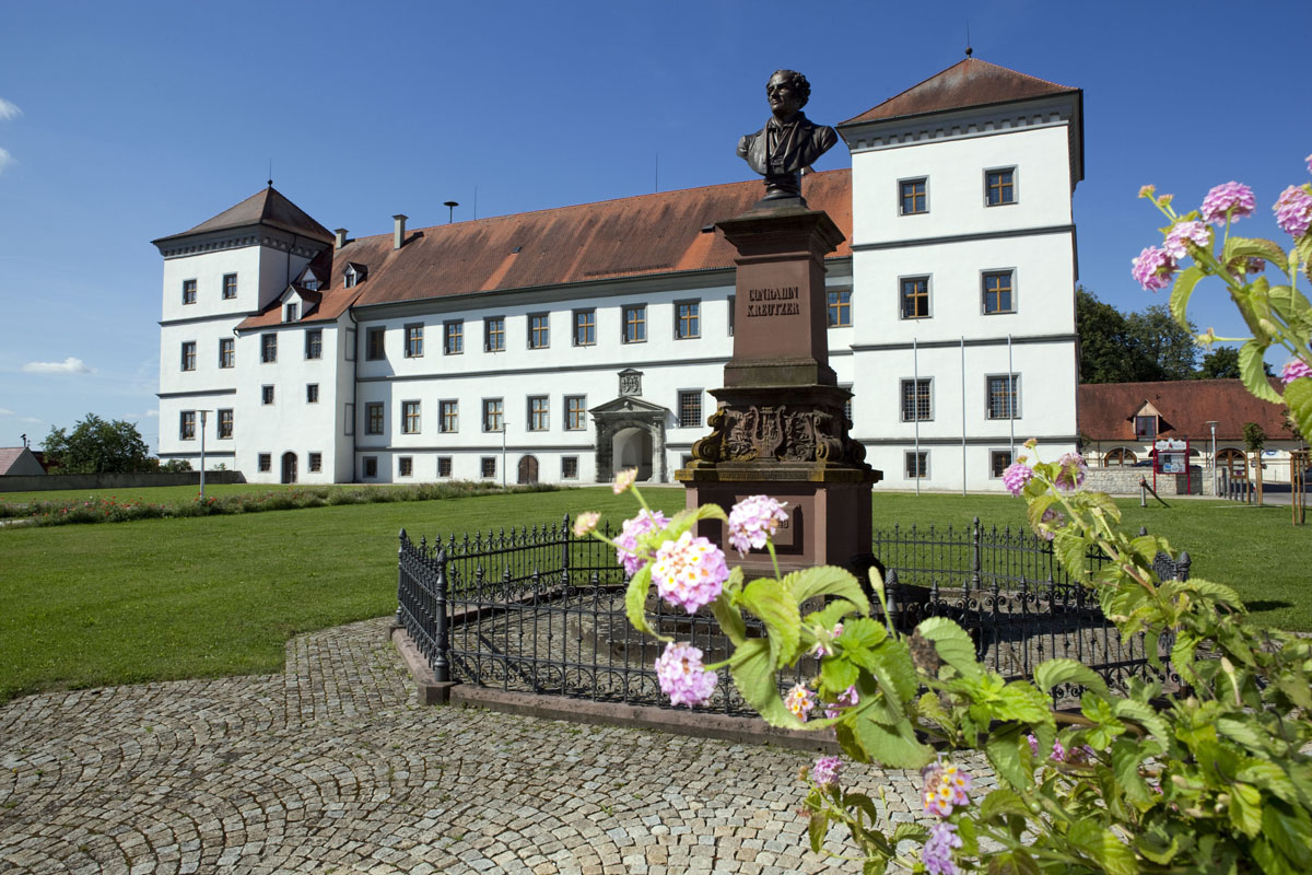 Frontansicht Schloss Meßkirch mit Schlossgarten